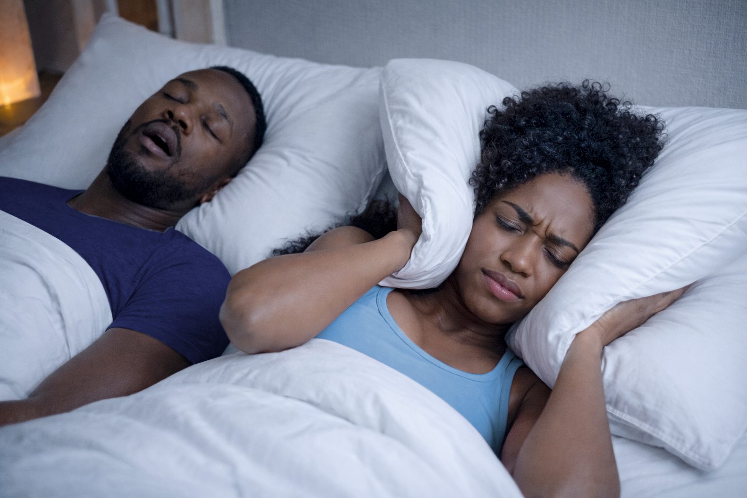 Man snoring-Woman cover ears